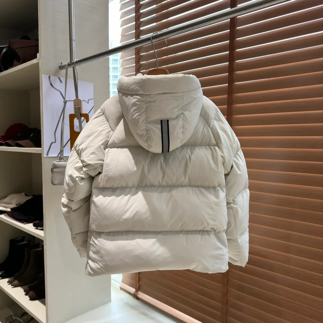 P780 Style No. Y110 𝗖𝗔𝗡𝗔𝗗𝗔 𝗚𝗢𝗢𝗦𝗘｜Canada Goose 𝗝𝘂𝗻𝗰𝘁𝗶𝗼𝗻Capsule Short Down Jacket/Ouyang Nana Generation 𝗦𝗶𝘇𝗲: 𝗫𝗦 𝗦 𝗠 𝗟 𝗫𝗟 Product color: black, white